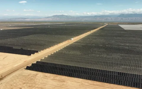 El parque tiene una potencia instalada total de 305 megavatios, equivale al 11% de la capacidad solar instalada del país