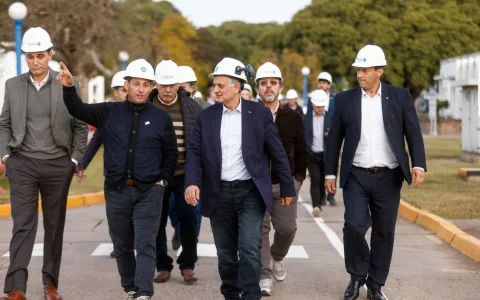 El predio cuenta con destilería, planta de despacho de combustible, parque de tanques, planta de asfalto y un puerto de gran envergadura 