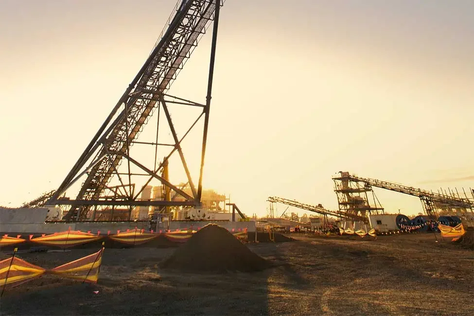 Bechtel se especializa en proyectos de gran escala y alta complejidad técnica. Su experiencia internacional está muy vinculada a la minería de cobre