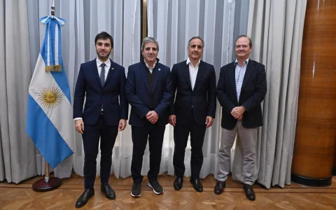 El gobernador Ignacio Torres, el ministro Luis Caputo, el Group CEO de Pan American Energy, Marcos Bulgheroni y el Secretario Daniel González