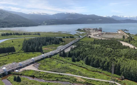 Ksi Lisims LNG es una planta flotante de exportación de gas natural licuado (GNL) propuesta, ubicada en un terreno propiedad de la Nación Nisga'a 