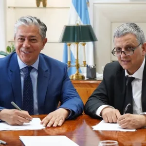 YPF y Neuquén firman el acta que destraba el último eslabón fiscal de Argentina LNG: regalía especial al metano y estabilidad por 30 años