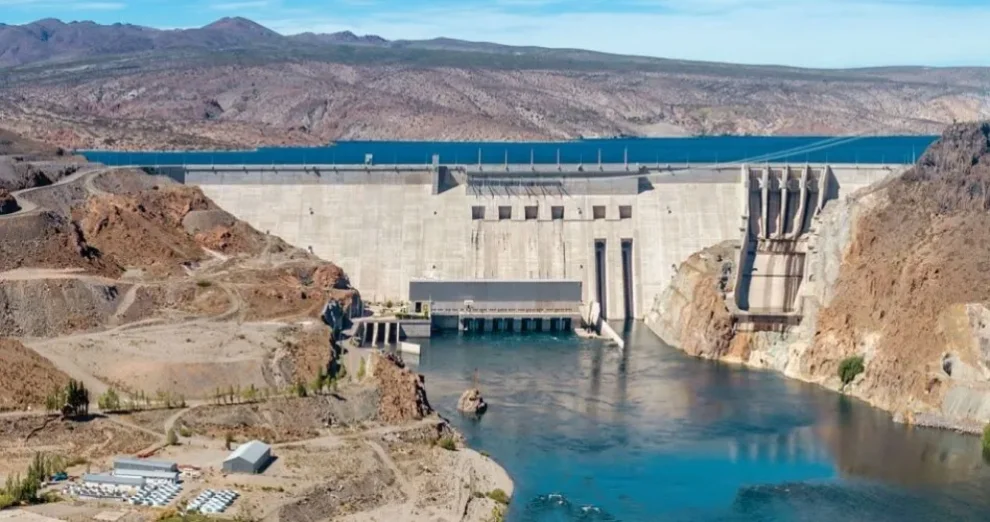 Durante décadas, el agua del Limay y del Neuquén movió las turbinas de las grandes represas del Comahue sin que las empresas que las operaban pagaran.