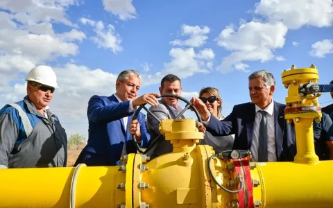 El gobernador neuquino Rolando Figueroa y el presidente de YPF, Horacio Marín, durante la inauguración de una obra de gas para Añelo.