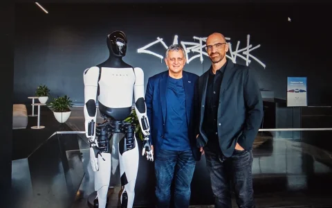El presidente de YPF recorrió la Gigafactory de Tesla junto a Michael Snyder, vicepresidente de Energía de la compañía estadounidense