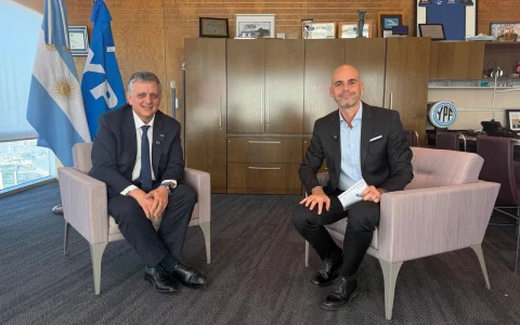 Horacio Marín, CEO y presidente de YPF, junto a Julián Guarino, director de Shale24