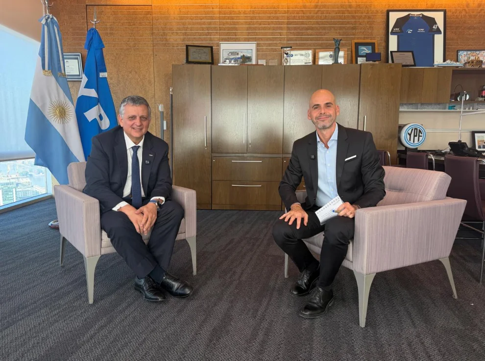 Horacio Marín, CEO y presidente de YPF, junto a Julián Guarino, director de Shale24