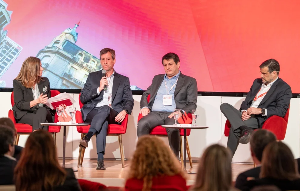 El panel de GNL con Rodolfo Freyre (SESA), Mariano D’Agostino (Harbour) y Roberto Castellino (Santander), moderado por Gabriela Aguilar (ATCC).