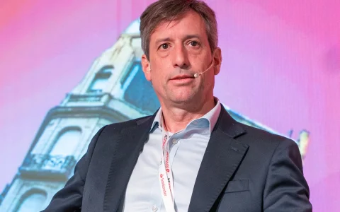 Southern Energy will receive the first pipe for its dedicated export gas line in August, CEO Rodolfo Freyre said, dating the start of construction. 