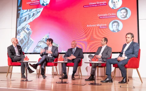 Julián Guarino, director de Shale24, junto a Adrián Mercado, Gonzalo Cicilio (Andreani), Ulises Strangis (ABB Motion) y Antonio Migliore (Moova)