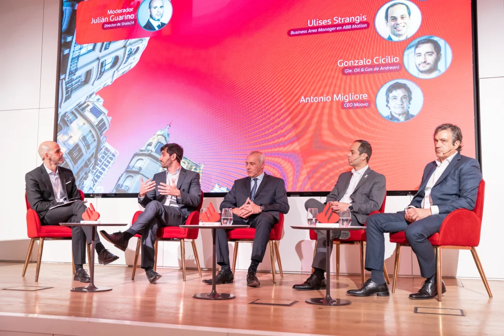 Julián Guarino, director de Shale24, junto a Adrián Mercado, Gonzalo Cicilio (Andreani), Ulises Strangis (ABB Motion) y Antonio Migliore (Moova)