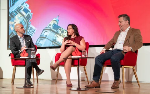 Julián Guarino, director de Shale24, junto a Nadia Sager, CEO de Geinsa, y Fernando Pini, director del Grupo DESA