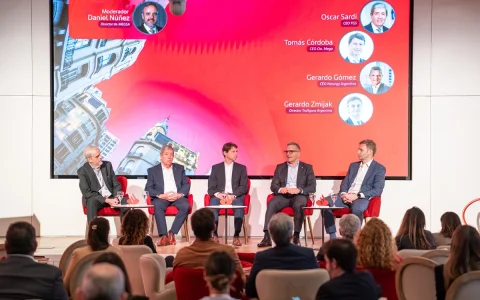 El panel de gas compuesto por Daniel Nuñez (MEGSA), Oscar Sardi (TGS), Tomás Córdoba (MEGA), Gerardo Gómez (Naturgy) y Gerardo Zmijak (Trafigura).
