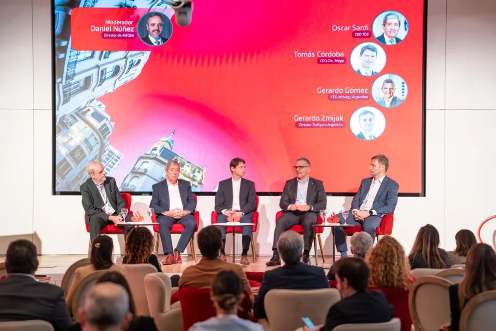 El panel de gas compuesto por Daniel Nuñez (MEGSA), Oscar Sardi (TGS), Tomás Córdoba (MEGA), Gerardo Gómez (Naturgy) y Gerardo Zmijak (Trafigura).