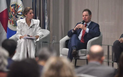"La combinación de Vaca Muerta, el GNL, el potencial eólico de la Patagonia y la radiación solar del NOA nos coloca en posición privilegiada"