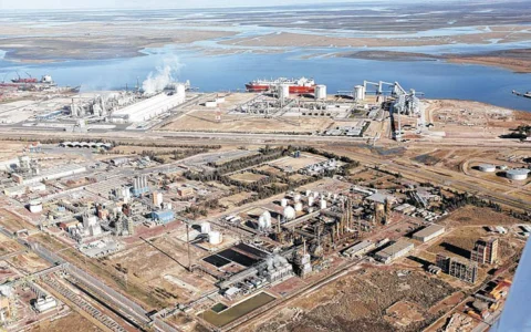 Los derivados de la molécula en Bahía Blanca: petroquímicos como el benceno, el tolueno y el metanol; plásticos y resinas están incluidos