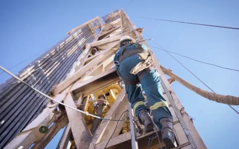 YPF operó 555.431 boe/d en mayo, el 29,6% de toda la producción del país. Detrás se ordenan TotalEnergies con 228.455 boe/d y PAE