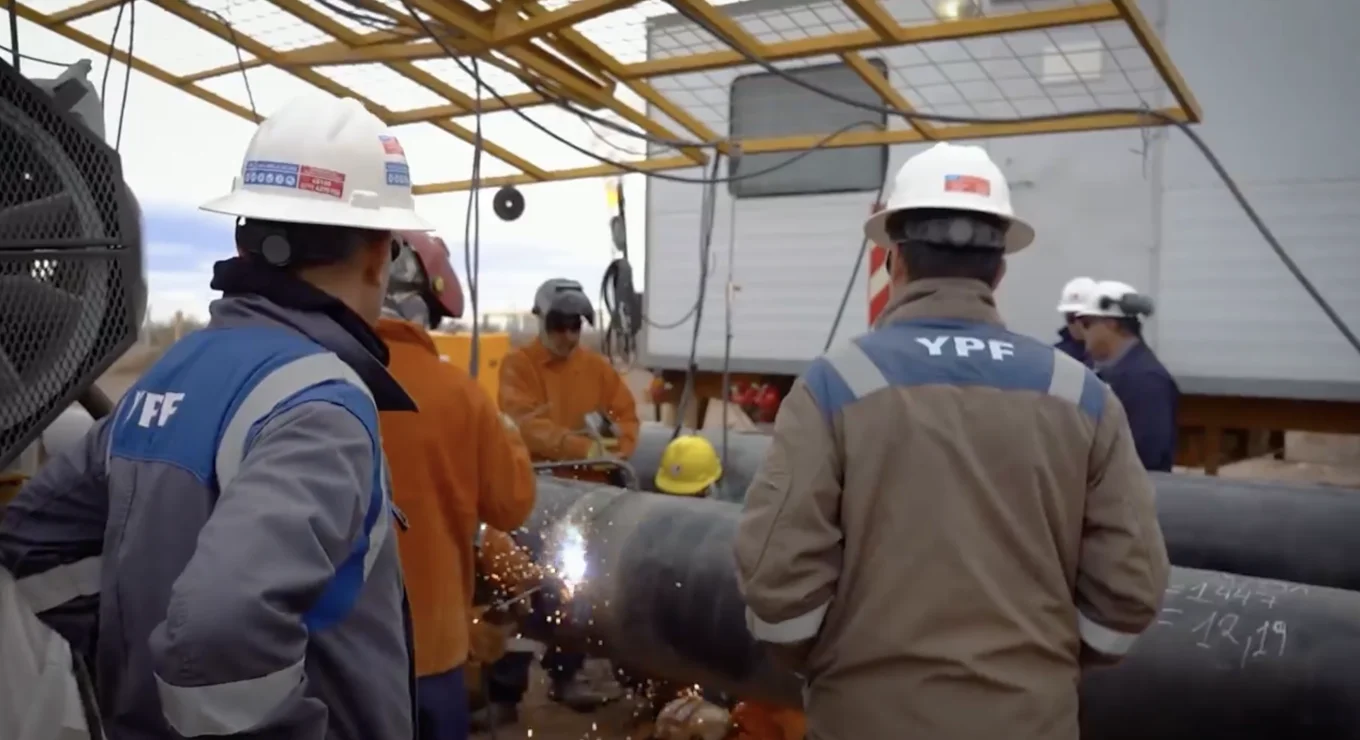 The construction was entrusted to an international consortium comprising Pumpco (United States), Bonatti (Italy), and Contreras Hermanos