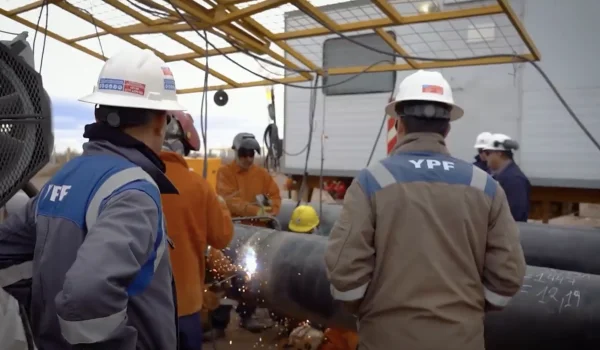 The construction was entrusted to an international consortium comprising Pumpco (United States), Bonatti (Italy), and Contreras Hermanos