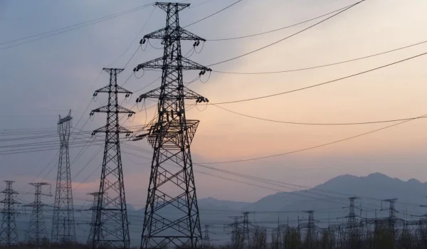 El Ejecutivo destacó que el sistema eléctrico continúa operando con márgenes reducidos de reserva.