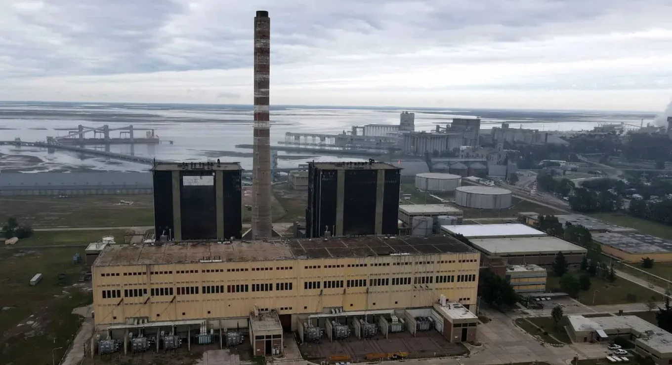 El complejo se emplazará sobre 80 hectáreas dentro del área portuaria de Bahía Blanca, con conexión directa a los gasoductos de Vaca Muerta
