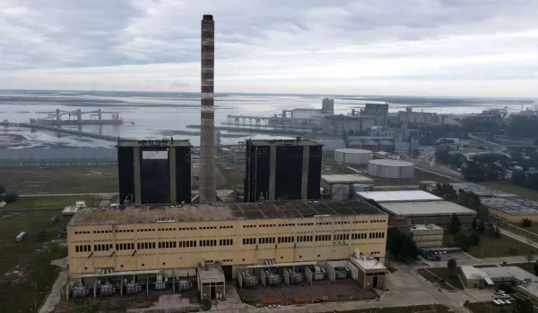 El complejo se emplazará sobre 80 hectáreas dentro del área portuaria de Bahía Blanca, con conexión directa a los gasoductos de Vaca Muerta