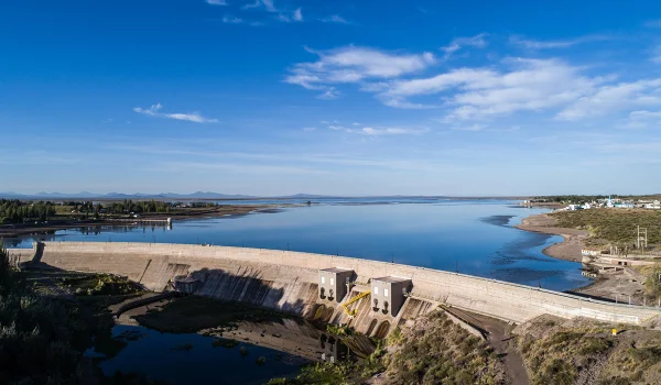 El DNU 667/2026, firmado el 27 de julio y publicado al día siguiente, alcanza a los cuatro complejos hidroeléctricos del Cañón del Atuel