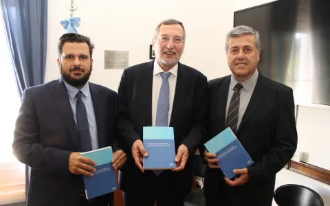 (De izq. a der.) Emiliano Luaces Rudyj, Marco Marzo y Néstor Masriera durante la presentación del libro de Marzo en 2020
