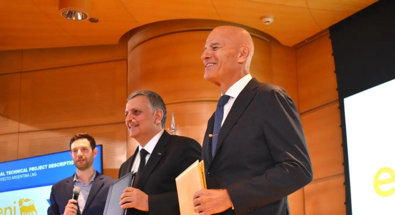 El presidente y CEO de YPF Horacio Marín junto al CEO de Eni, Claudio Descalzi