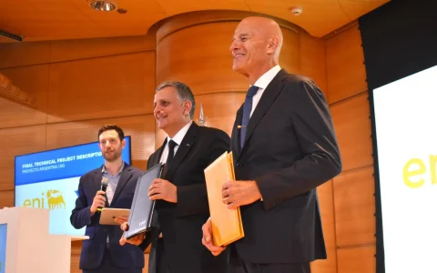 El presidente y CEO de YPF Horacio Marín junto al CEO de Eni, Claudio Descalzi