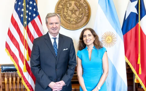 El secretario de estado interino de Texas Robert Spence Howden junto a la flamante cónsul Vanina Yanino