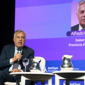 Definiciones de Alfredo Cornejo: cinco pozos inminentes en la lengua de Vaca Muerta, 1 GW solar a fin de gestión y un pendiente por la coparticipación