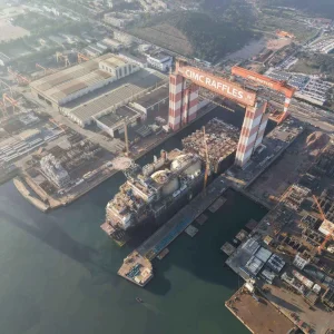 GNL argentino: con un avance superior al 75%, la popa del Esperanza salió del taller y el acople con el cuerpo de licuefacción ya empezó en el dique