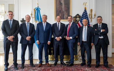 El gobernador del Neuquén, Rolando Figueroa, abrió este martes su agenda en los Estados Unidos con tres actividades encadenadas en Washington