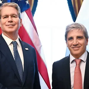 El ministro Luis Caputo llevó el RIGI al G20 y acercó posiciones con Bessent mientras Japón se suma a los compradores del Medanito