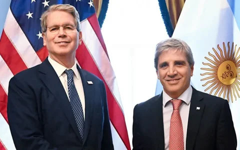 Luis Caputo junto a Scott Bessent: el ministro cifró ante sus pares la cartera del régimen en unos u$s 50.000 millones ya aprobados