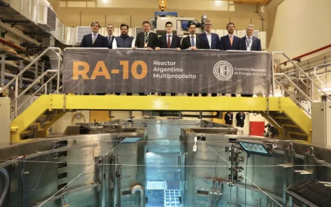 El RA-10 es un reactor de investigación y producción de 30 MW que no entrega electricidad al sistema
