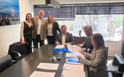 Gustavo Naves, Presidente y CEO de Venoil Energía junto a todo su equipo en el take over