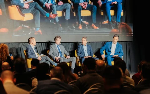 El panel sobre generación eléctrica y renovables del Mendoza Energy Summit empezó con una descripción de la provincia