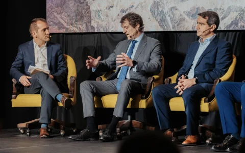 Andrews compartió el panel con Martín Mandarano, CEO de YPF Luz, y Cristian Azar, presidente del EPRE, con la moderación de Manuel López