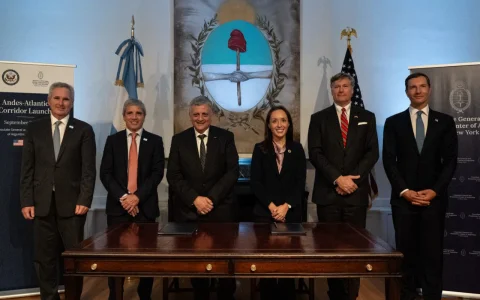 El contrato que el Departamento de Estado vincula en forma expresa con el financiamiento es el de McDermott