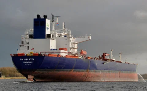 El buque es un tanquero de bandera de Singapur construido en 2019, con unas 110.000 toneladas de porte bruto, y la carga viaja por cuenta de Trafigura