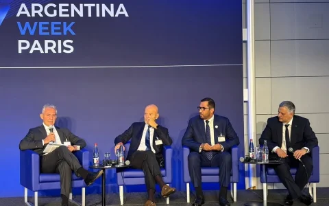 En la sede de la OCDE, en la jornada central del encuentro, Argentina LNG subió al escenario con sus tres socios fundadores en la misma mesa