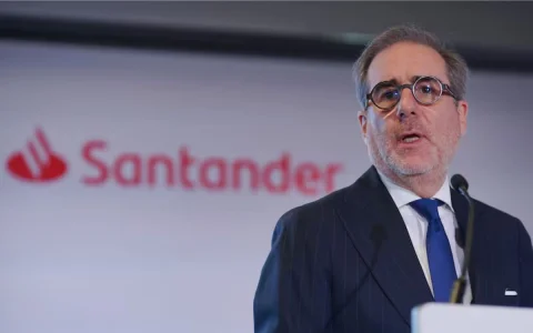 Héctor Grisi, CEO global del Banco Santander, durante su intervención en el encuentro Argentina Week organizado en la sede de la OCDE en París