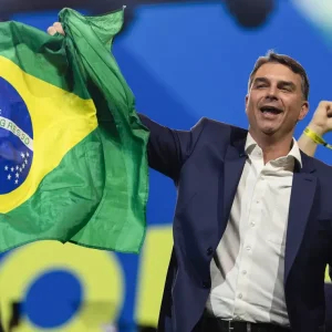 Concesiones, fracking y menos Petrobras: el plan energético y minero con el que Flavio Bolsonaro llega a la segunda vuelta