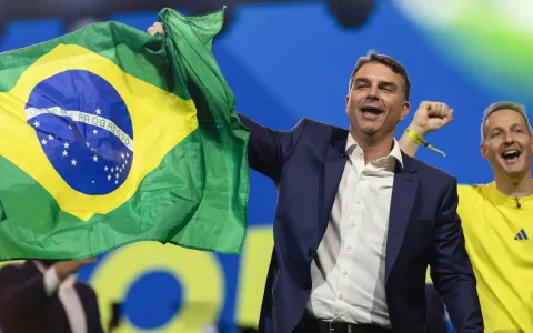 Flavio Bolsonaro (PL) llega con ventaja: obtuvo el 47,11% en la primera vuelta, contra el 45,07% de Luiz Inácio Lula da Silva (PT)