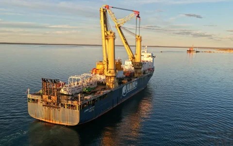 Las dos monoboyas llegaron desde Emiratos Árabes Unidos al Puerto de San Antonio Este, en Río Negro