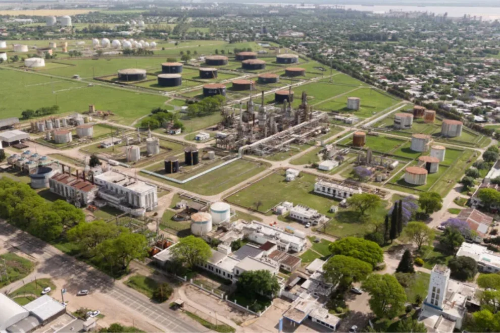 Vista aérea de la refinería de San Lorenzo, que será reconvertida en una biorrefinería de SAF y HVO