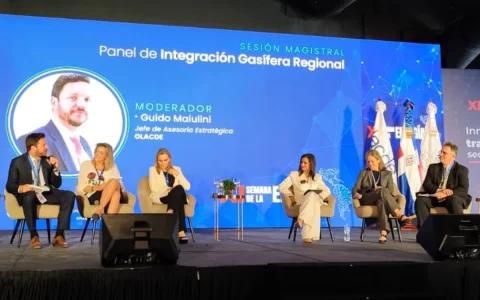 Panel de Integración Gasífera Regional durante la Sesión Magistral de la XI Semana de la Energía, en República Dominicana
