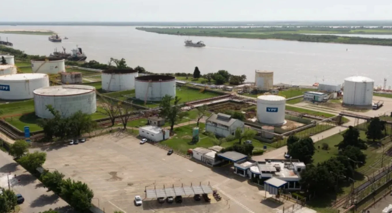 La refinería de San Lorenzo, que YPF busca reconvertir en una biorrefinería de SAF y HVO con capacidad estimada de 170.000 toneladas anuales